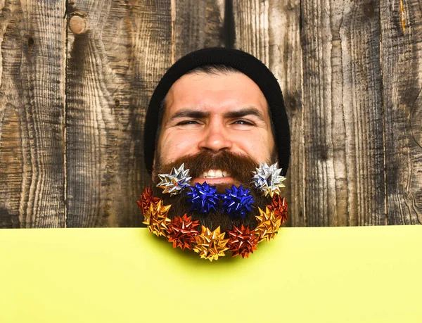 Бородатий чоловік, жорстокий кавказький усміхнений хіпстер із зірками подарункових прикрас — стокове фото
