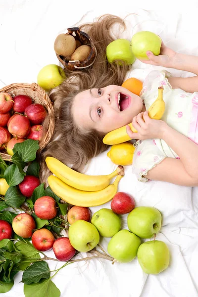 Kind, süßes Mädchen mit bunten Früchten — Stockfoto
