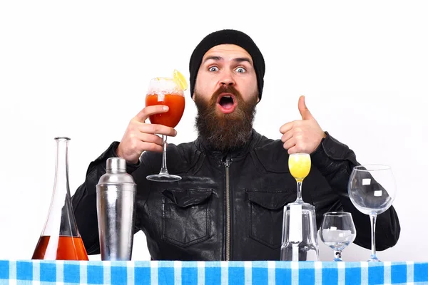 Brutal kaukasisk hipster med alkoholhaltig dryck eller färsk cocktail — Stockfoto