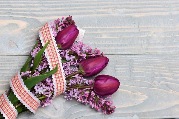 Concepto del día de las madres. flores de color lila con tulipanes en azul vintage — Foto de Stock