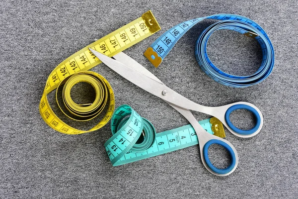 Rolos de fita métrica colorida com tesoura metálica — Fotografia de Stock