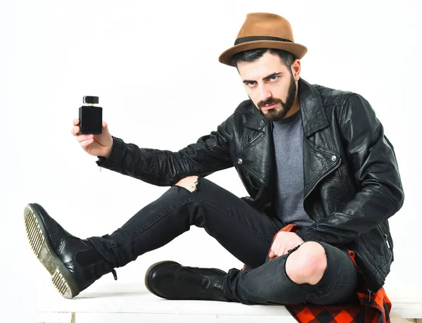 Vousatý muž, bělošský hipster s knírem a kloboukem a parfémem — Stock fotografie