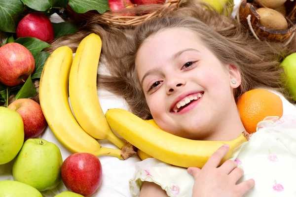 Niedliche Baby-Mädchen legen mit bunten Früchten — Stockfoto