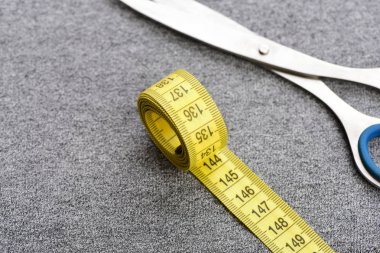 Makas ve bant ölçme sarı