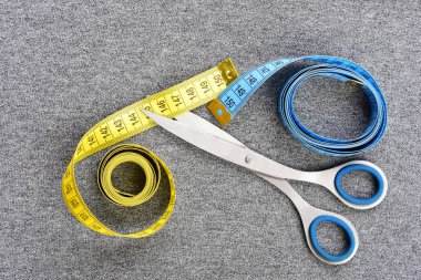 Teyp ölçme makasla sarı ve mavi rulo