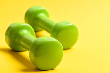 Sarı yeşil renkli halter