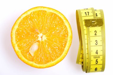 limon dilim meyve ile üzerine beyaz izole ölçüm