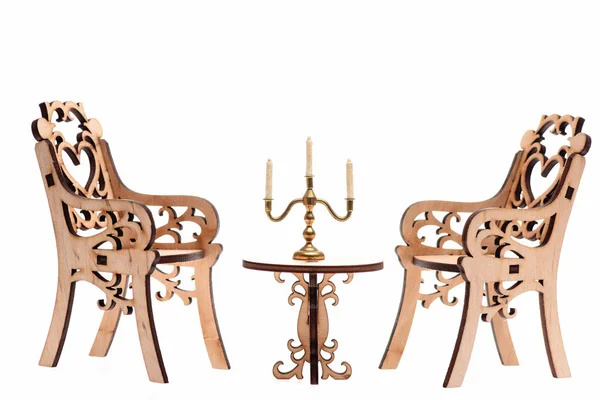Castiçal dourado na mesa e cadeiras de madeira decorativas — Fotografia de Stock
