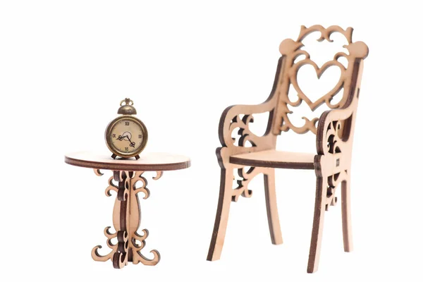Reloj vintage de alarma en mesa de madera decorativa —  Fotos de Stock