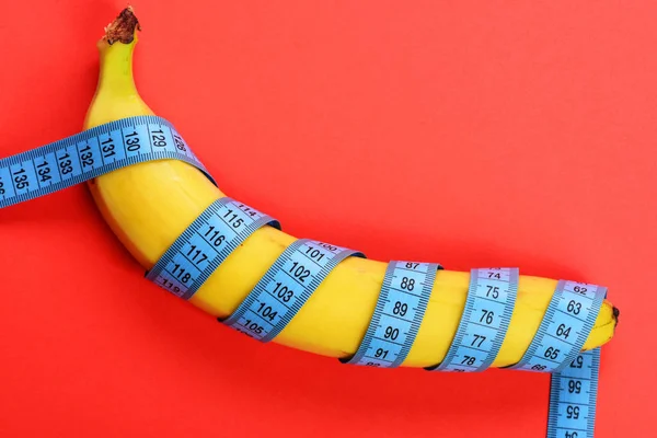Cinta para medir alrededor de plátano amarillo maduro — Foto de Stock