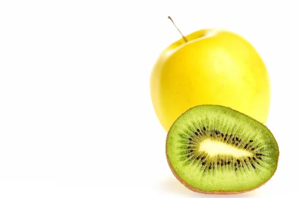 Kiwi fruit en groene appel geïsoleerd op witte achtergrond — Stockfoto