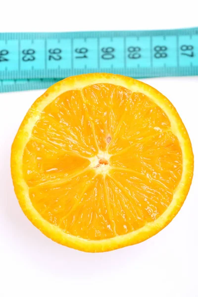 Centímetro com fatia cítrica em branco, sobrepeso e conceito de dieta — Fotografia de Stock