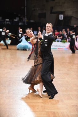 Alman Açık Şampiyonası 'nda Grand Slam Standart sırasında dans eden kimliği belirsiz bir çift.