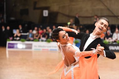 Alman Açık Şampiyonası 'nda Grand Slam Standart sırasında dans eden kimliği belirsiz bir çift.