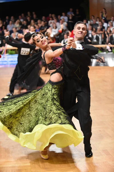 Alman Açık Şampiyonası 'nda Grand Slam Standart sırasında dans eden kimliği belirsiz bir çift.