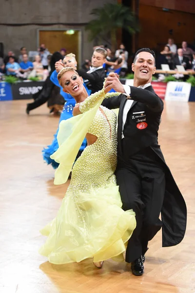 그랜드 슬램 독일 오픈 챔피언십에서 댄스 포즈를 취하고 있는 신원 미상의 한 커플 — 스톡 사진