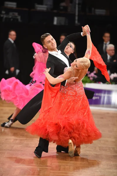 Una pareja de baile no identificada en una pose de baile durante el Grand Slam Standart en el Campeonato Abierto de Alemania — Foto de Stock