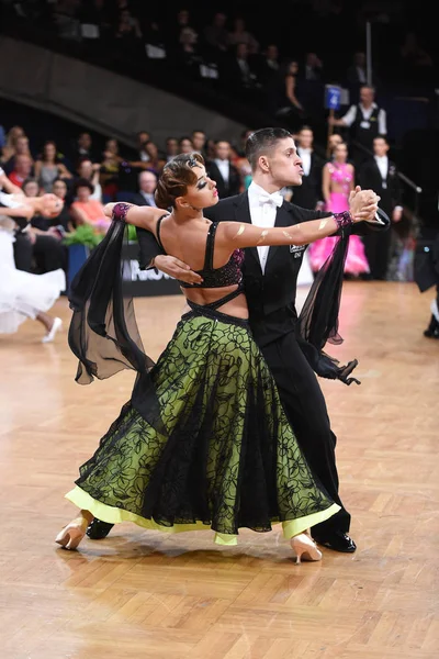 Um casal de dança não identificado em uma pose de dança durante o Grand Slam Standart no Campeonato Aberto Alemão — Fotografia de Stock