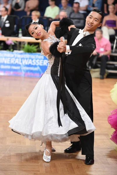 Um casal de dança não identificado em uma pose de dança durante o Grand Slam Standart no Campeonato Aberto Alemão — Fotografia de Stock