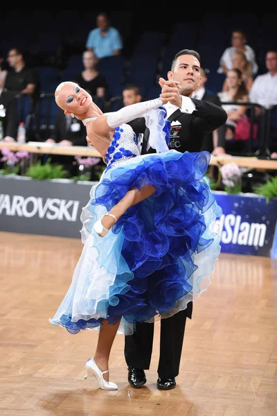 Alman Açık Şampiyonası 'nda Grand Slam Standart sırasında dans eden kimliği belirsiz bir çift.