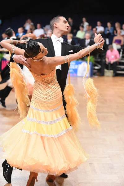 Um casal de dança não identificado em uma pose de dança durante o Grand Slam Standart no Campeonato Aberto Alemão — Fotografia de Stock