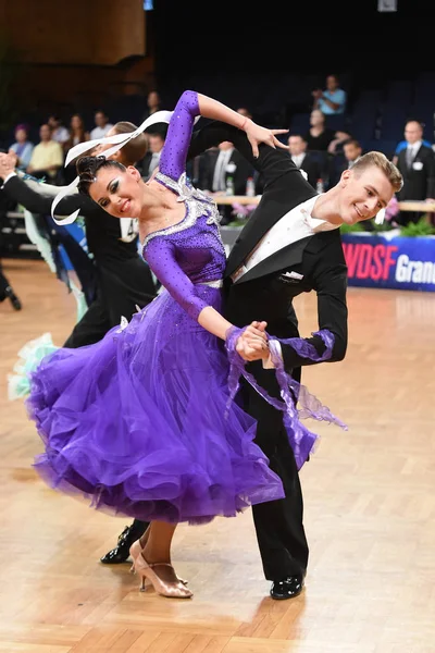 Alman Açık Şampiyonası 'nda Grand Slam Standart sırasında dans eden kimliği belirsiz bir çift.