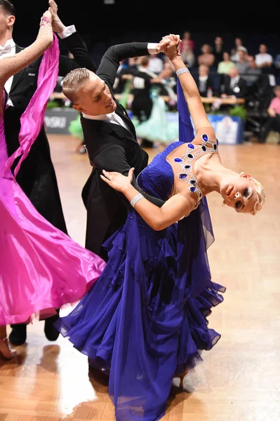 Alman Açık Şampiyonası 'nda Grand Slam Standart sırasında dans eden kimliği belirsiz bir çift.