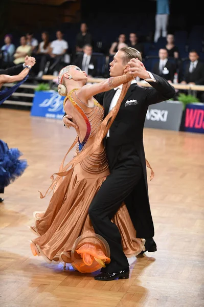 Una pareja de baile no identificada en una pose de baile durante el Grand Slam Standart en el Campeonato Abierto de Alemania —  Fotos de Stock