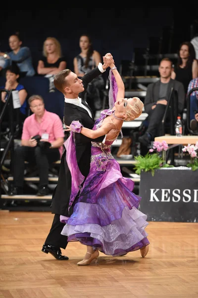 Alman Açık Şampiyonası 'nda Grand Slam Standart sırasında dans eden kimliği belirsiz bir çift.