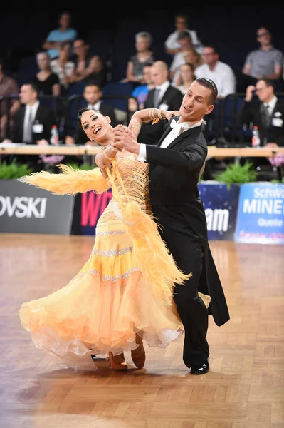 Ένα άγνωστο ζευγάρι χορού σε μια χορευτική στάση κατά τη διάρκεια του Grand Slam Standart στο Γερμανικό Ανοιχτό Πρωτάθλημα — Φωτογραφία Αρχείου