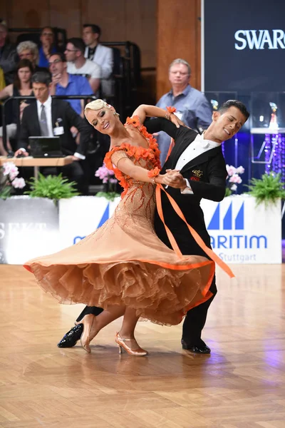 Una pareja de baile no identificada en una pose de baile durante el Grand Slam Standart en el Campeonato Abierto de Alemania —  Fotos de Stock