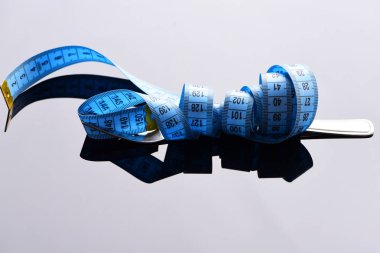 Metal çatal çevresinde tamamladı ölçme bant