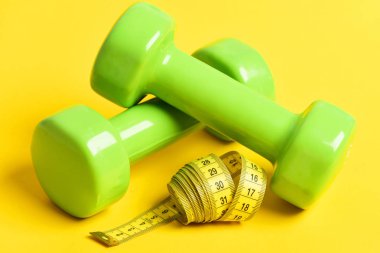 dambıl ve ölçüm bandı konseptiyle egzersiz