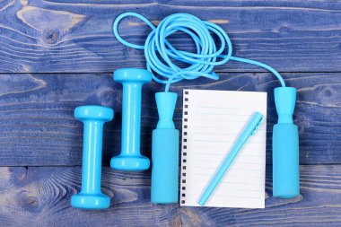 defter, ip ve halter mavi vintage ahşap atlama