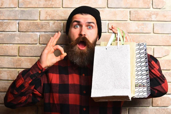 Szakállas brutális kaukázusi hipster bajusszal a kezében bevásárló csomagok — Stock Fotó