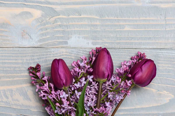 Concepto del día de los veteranos. flores de color lila con tulipanes en azul vintage — Foto de Stock