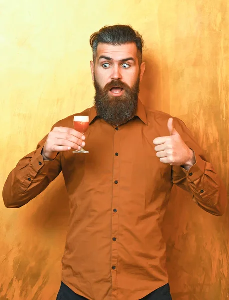 Brutal caucasian hipster holding alcoholic shot — Stock Photo, Image