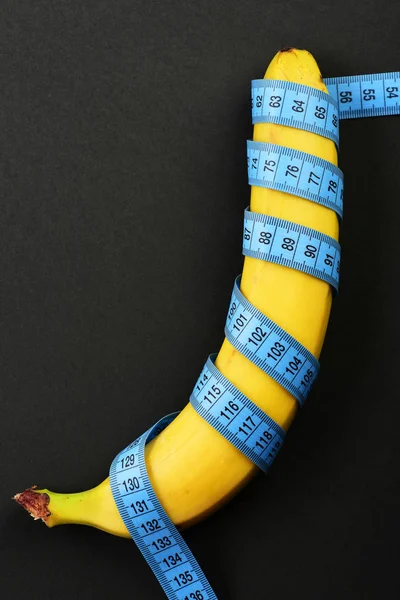 Banán na černém pozadí — Stock fotografie