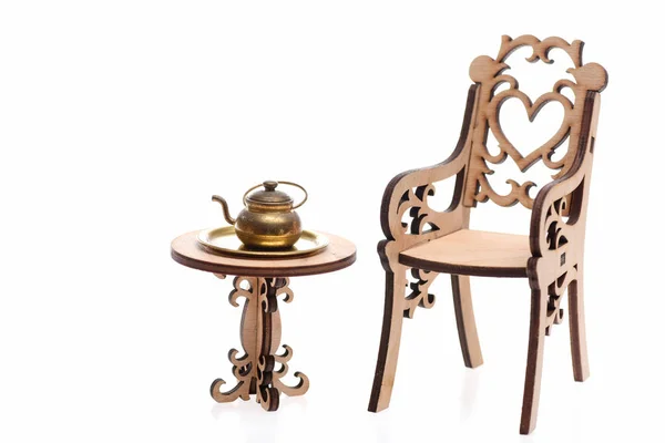 Dekoratif ahşap masa üzerinde antik çaydanlık — Stok fotoğraf