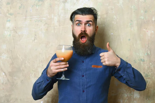Brutalny hipster trzymający tropikalny alkoholowy świeży koktajl — Zdjęcie stockowe