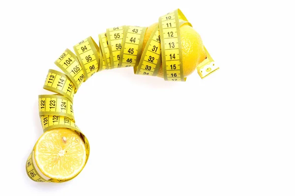 Concepto de salud y dieta. Cinta métrica entrelazada alrededor de limón blanco aislado — Foto de Stock
