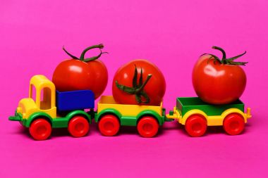 Fitness kavramı, taze sebze kırmızı domates plastik kamyon araba