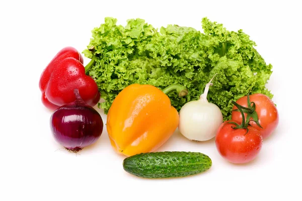 Cipolla, peperoni, verdure a foglia, foglia di lattuga con pomodori e cetrioli — Foto Stock