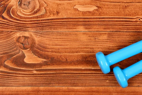Обладнання для тренування концепції, сині гантелі на коричневому старовинному дерев'яному — стокове фото