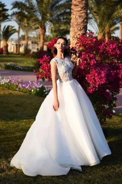 Gelinlik üzerinde bahar ya da yaz çimenlerin üzerinde kadın