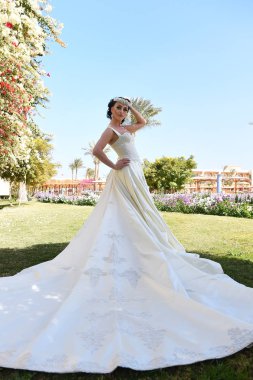 uzun beyaz gelinlikle güzel şehvetli genç esmer gelin