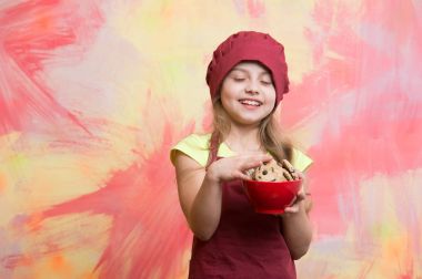 çocuk, çikolata kurabiye ile önlük kırmızı Şef şapkalı küçük kız