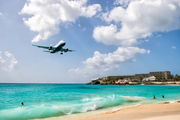 People and landing plane at st.Maarten. Maho beach — Stock Photo, Image