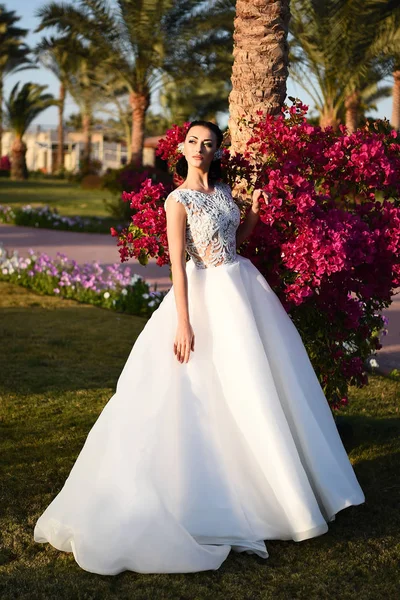 Robe de mariée sur la femme au printemps ou en été sur l'herbe — Photo