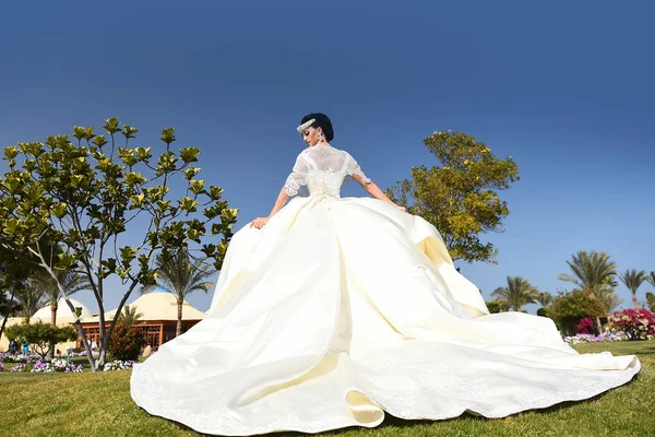Femme en robe de mariée blanche, maquillage à la mode et cheveux — Photo